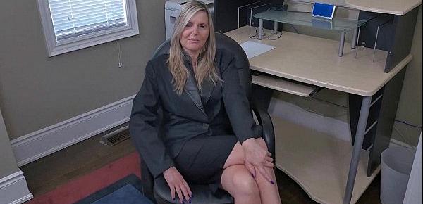  Canadian milf Velvet Skye creams her office chair